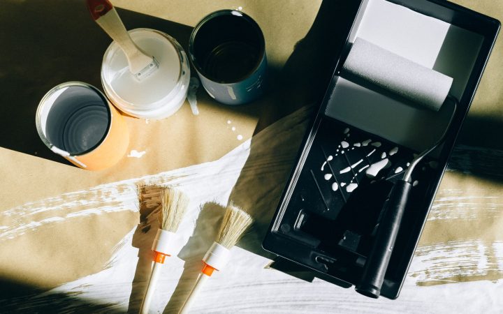 Top view of painting tools including brushes, rollers, and paint cans on paper. — Vavada promokoodi kasutamine ja eelised 202